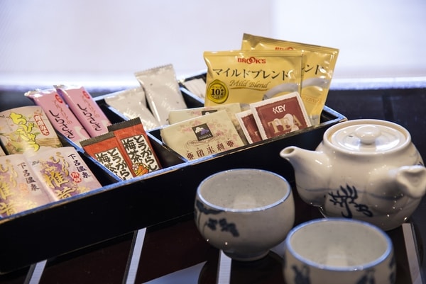 お部屋にてウェルカムコーヒー、種類豊富なお菓子試食品の無料サービス(写真例)