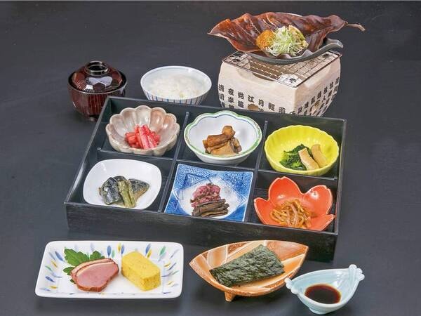 郷土料理「朴葉味噌焼き」付きの和朝食膳/例
