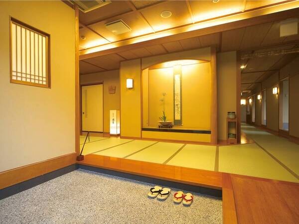 【玄関】館内の廊下はすべて畳敷き