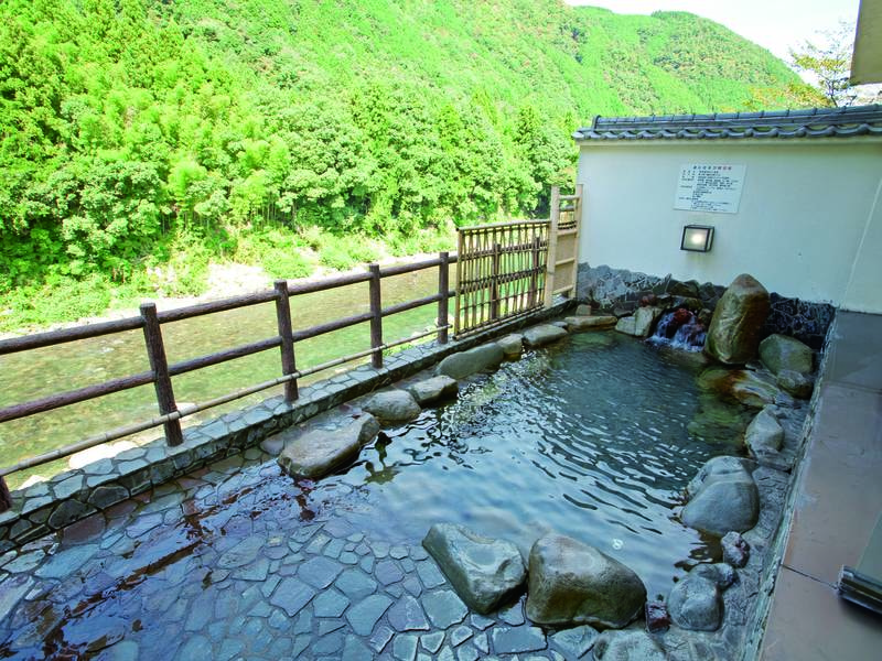 【展望露天風呂】宿自慢の露天風呂では、長良川のせせらぎと、四季折々で変わる景色を満喫できる！