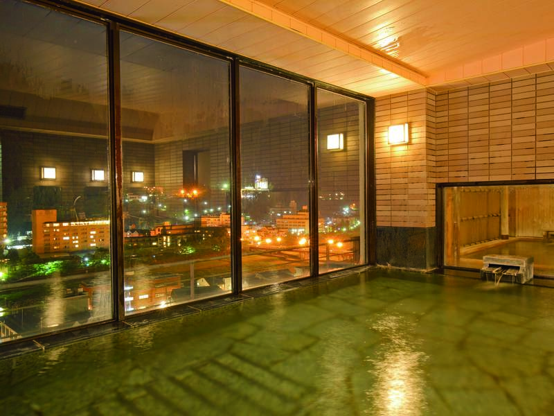 【大浴場】最上階から温泉街の夜景を一望できる。非日常感に癒されて