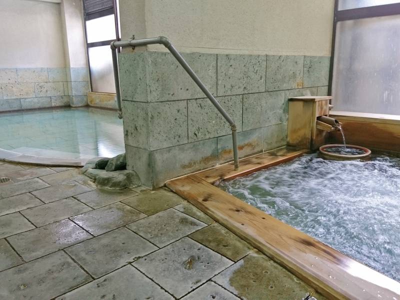 【大浴場】左:石楠花風呂、右:備長炭バイブラバス