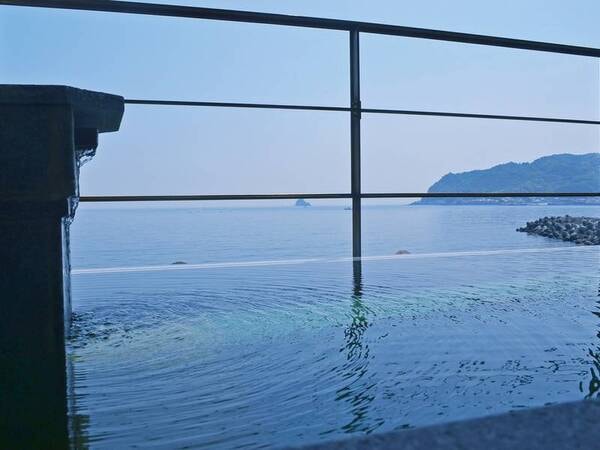 【露天風呂】海を眺めながら湯浴み