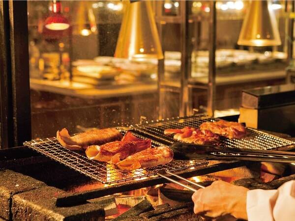 【夕食/例】炭火焼のオープンキッチンでは、お肉や魚介類を目の前で調理してアツアツをご提供！