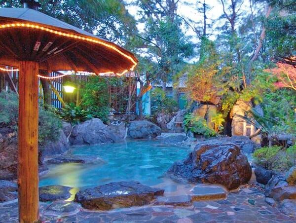 【頼朝の湯】夜風が心地よく流れる夜の露天風呂