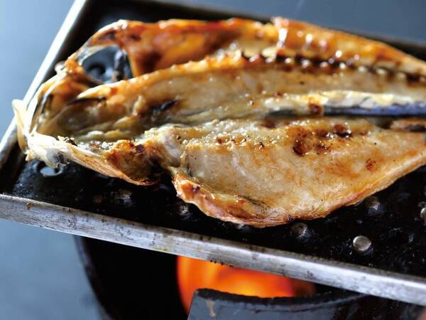 【朝食/例】地元産干物は自分の席で炙り焼き!アツアツでとてもおいしいとご好評