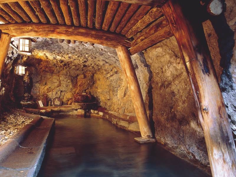 【洞窟風呂】初代館主が盤石な岩山をコツコツと掘り、幻想的な空間を作り上げた
