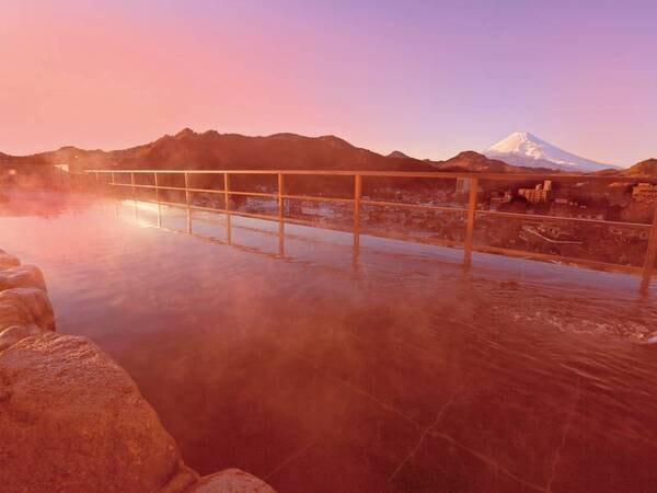 【天空露天風呂】夕焼けに染まる富士山を眺めながら贅沢に温泉に浸る