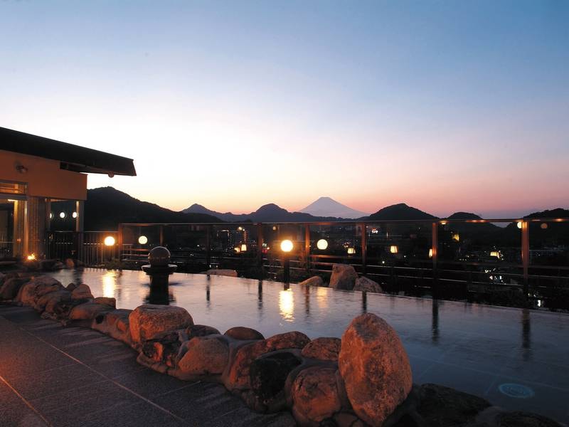 【天空露天風呂】夕陽が富士山のシルエットをつくりあげる