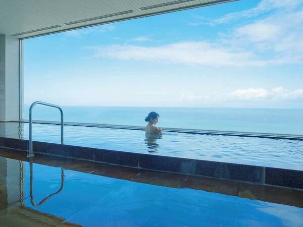 【大浴場/例】横10mの一枚ガラス越しに伊豆七島の島々や洋上から昇る朝日を見られる