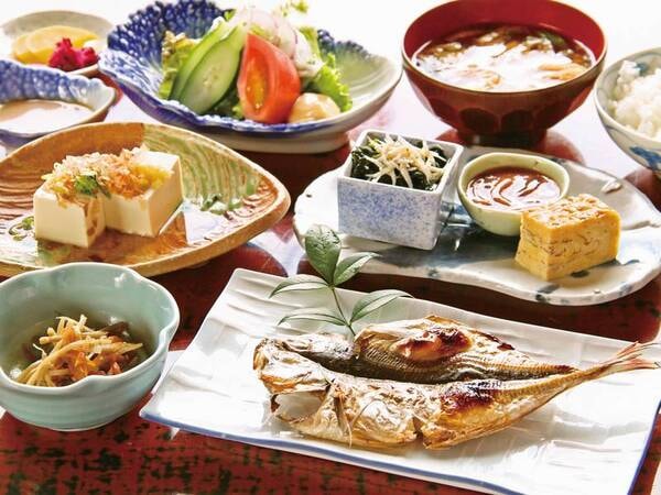 【朝食/例】網代名物!脂ののった鯵の干物など※写真は一例、時季・仕入れで変更有