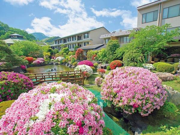 【日本庭園】季節によって、赤や白、ピンク色の花々が咲き誇る