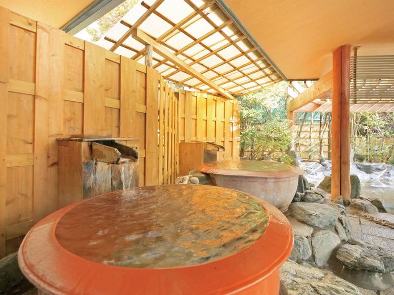 【庭園露天風呂(一の湯・坪湯)】タイ産の壺を使用した変わり種の湯船