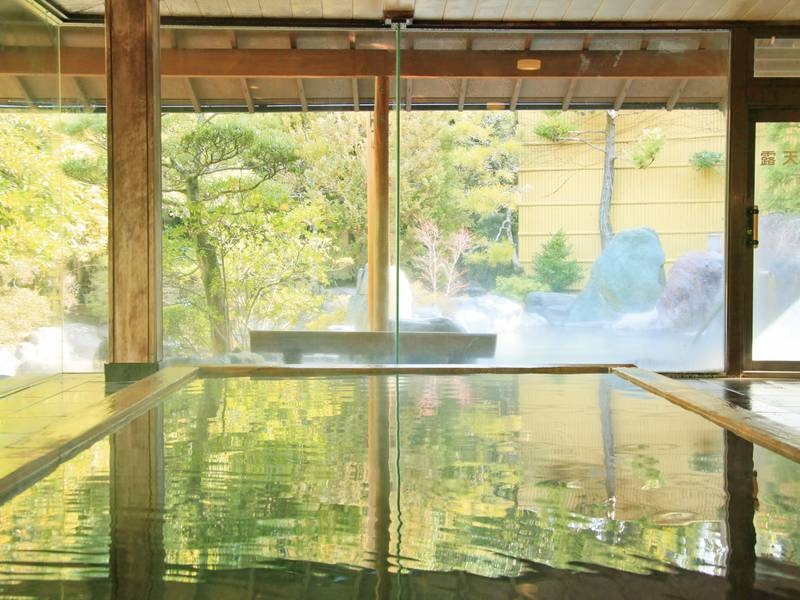 【大浴場(二の湯・ひのき風呂)】窓の外の緑を眺めながら温泉ひ浸る贅沢