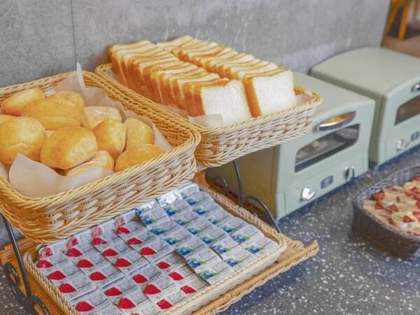 【朝食/例】焼きたてのパンにジャムやソーセージを添えてアレンジ♪