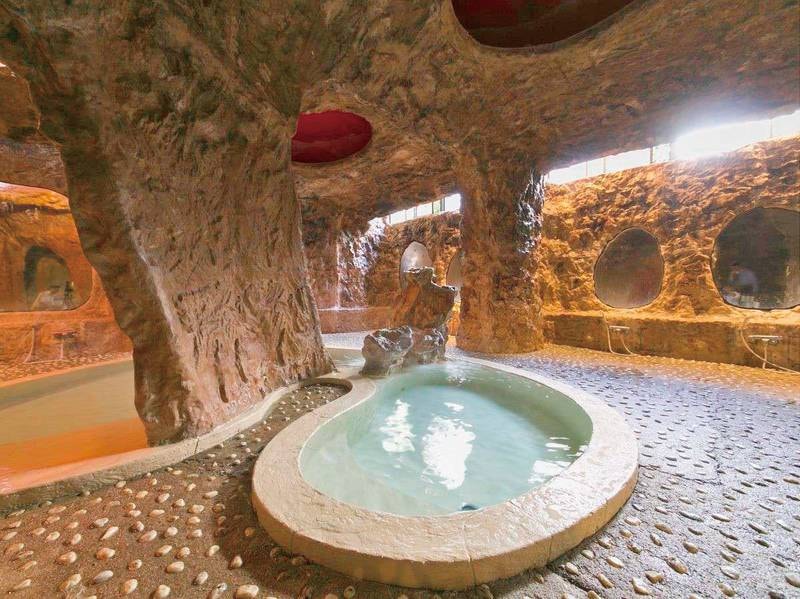 【洞窟風呂】まるで地底を思わせる野趣味豊かな洞窟風呂