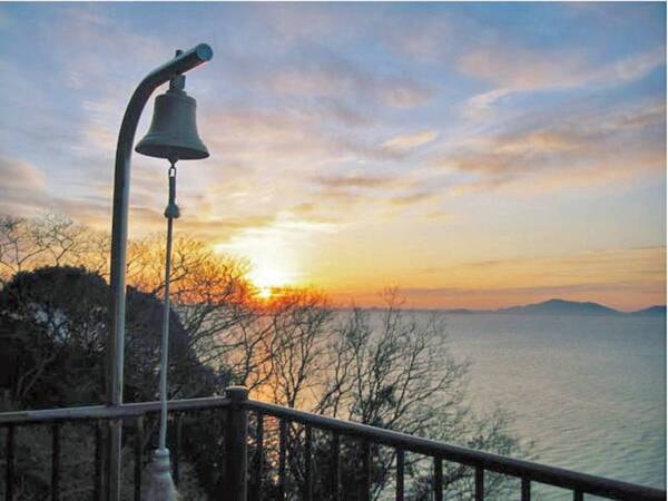 朝日が輝く丘（夕景/例）