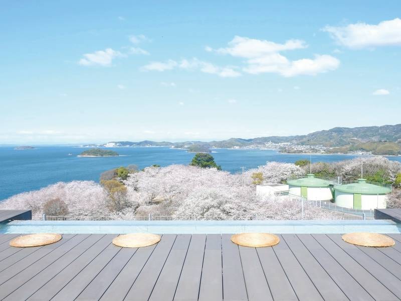 【天空露天風呂/天音の湯（足湯）】刻々と表情を変える景色を存分にお楽しみください