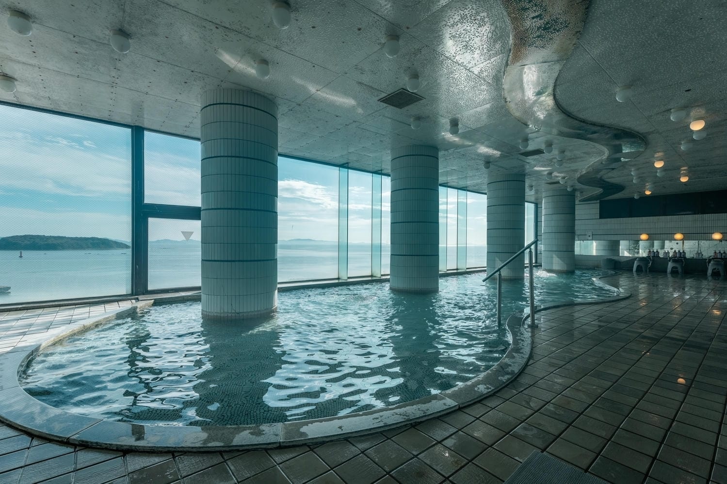 【大浴場】目の前の三河湾を一望！