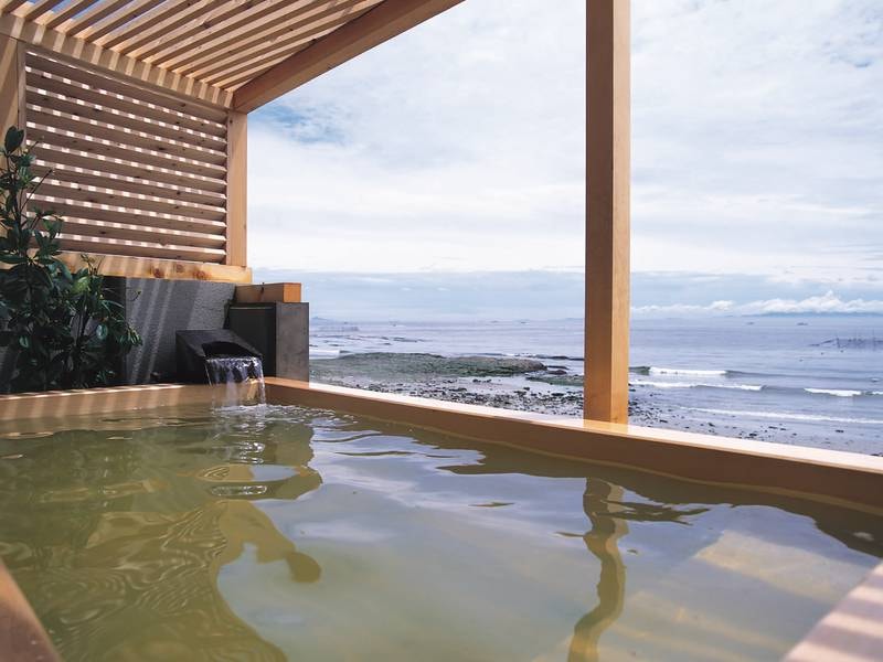 【露天風呂】伊勢湾の雄大な景色を望む檜のお風呂には天然温泉があふれる