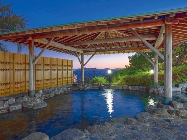 【夕景　露天風呂･曙光の湯】三河湾を一望する絶景風呂