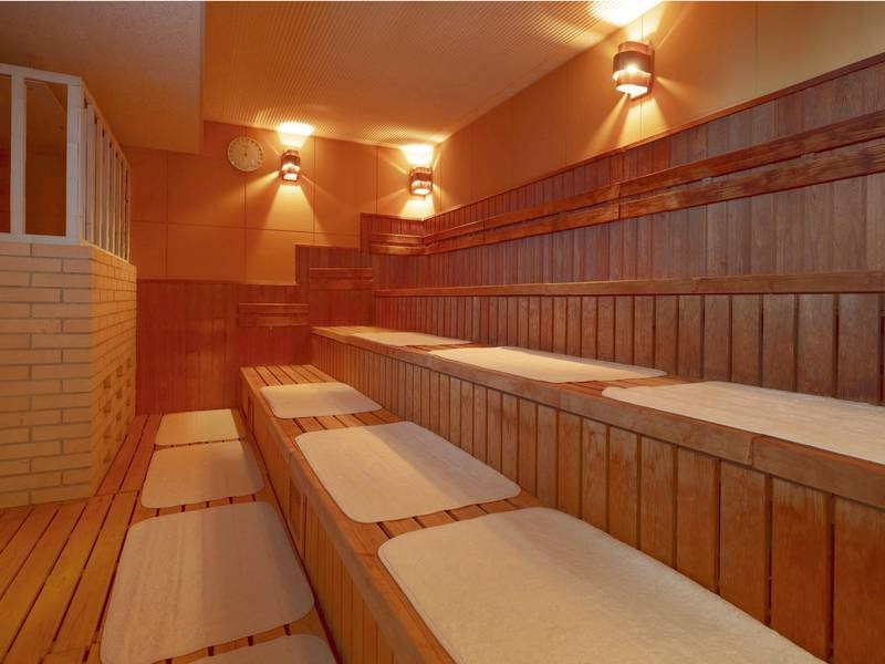 【サウナ】テレビ付きの室内でゆったり体を温め冷水に浸かる温冷浴