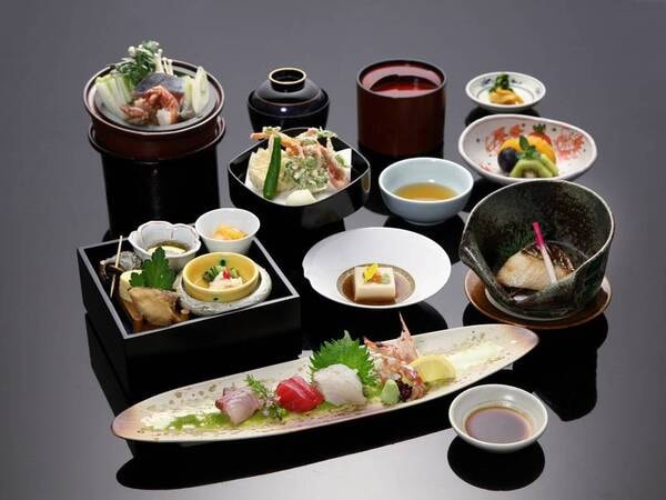 【和会席】
どこを切り取っても季節の香りを感じられる和会席。
新鮮な魚料理を中心とした色彩豊かな日本料理で至福の夜をお楽しみください。