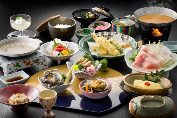 【鮑三枚付き(刺身・焼き・蒸し)会席/例】アワビを贅沢に3個、【刺身】【踊り焼き】【酒蒸し】でいただく、宿一押しの豪華会席