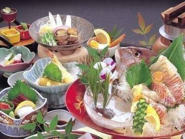 【館主こだわり波の穂海鮮プランの夕食/例】南知多の地産食材を使用した料理など、海の幸を満載の和会席をお値打ち価格でご提供! ※鯛盛りは4名様以上