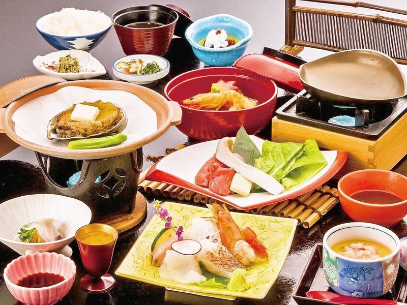 水軍伝説の風薫る宿 花乃丸の あわび陶板焼き付会席 12 100円 12畳和室 ゆこゆこ