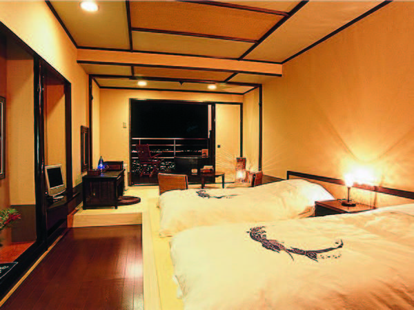 【露付客室/例】和風ベッドを備えた和室でゆっくり寛ぐ