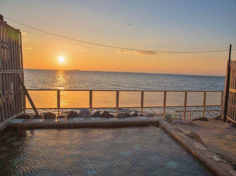 【渚の離れ露天風呂(貸切専用露天風呂)】伊勢湾の向こうに沈む夕陽を望む