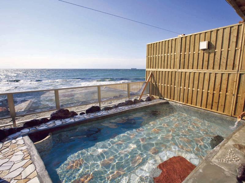 【渚の離れ露天風呂(貸切専用露天風呂)】伊勢湾の絶景を望む