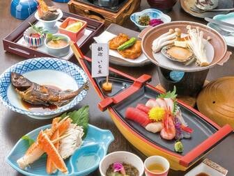内海温泉　いち豆／【活あわび陶板焼＆ズワイ蟹＆舟盛会席/例】活あわび陶板焼(おひとりごとに丸ごと1個)やズワイ蟹足盛、舟盛のお造りも楽しめてこの価格！