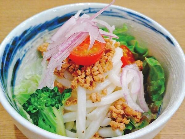 【あいちサラダ飯/例】愛知の美味しい野菜を発信するプロジェクト！ウィング名古屋では肉みそでジャージ麺風でお楽しみください。