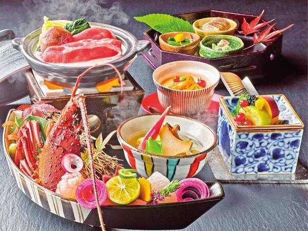【伊勢海老お造り付プランの夕食/例】伊勢海老お造り（大人おひとりごとに半身）は地産ならではの甘みと食感。伊勢近海の山海の幸を使用した創作会席