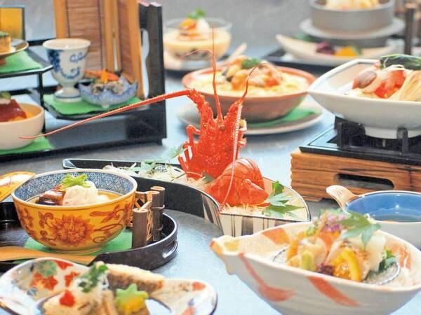 伊勢神宮のお膝元 鳥羽 胡蝶蘭の 伊勢海老1人1尾付会席 夕部屋食 18 700円 別館 華彩香 2間続きの和室 ゆこゆこ