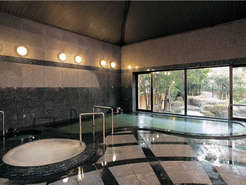 【大浴場】庭園を眺めながら入る大浴場は、心癒されるひととき