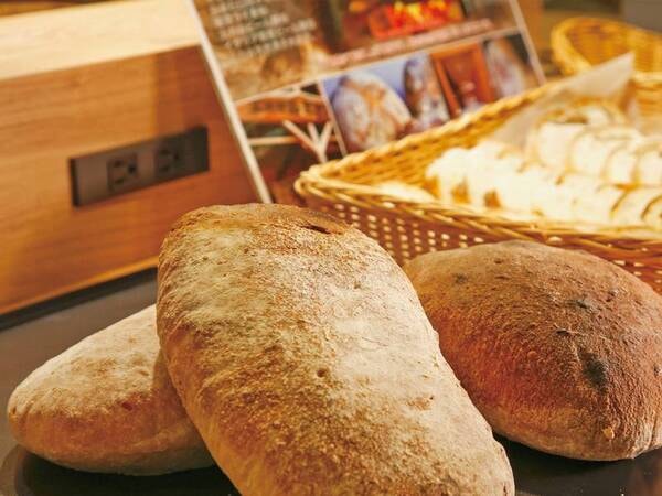 【美味満載プランの夕食バイキング料理/例】石窯で焼くパンは大好評！