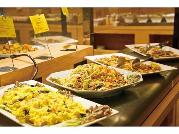 【美味満載プランの夕食バイキング料理/例】トングは15分~20分おきに交換し、お客様用の衛生手袋もご用意するなど安全対策も万全!