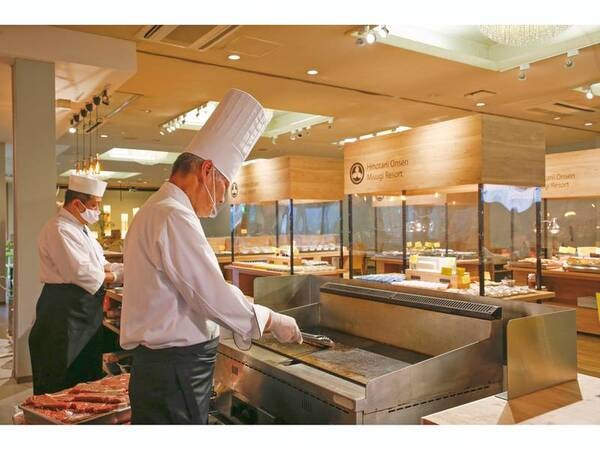 【美味満載プランの夕食バイキング/例】ライブキッチンでは出来たてアツアツの料理をご提供
