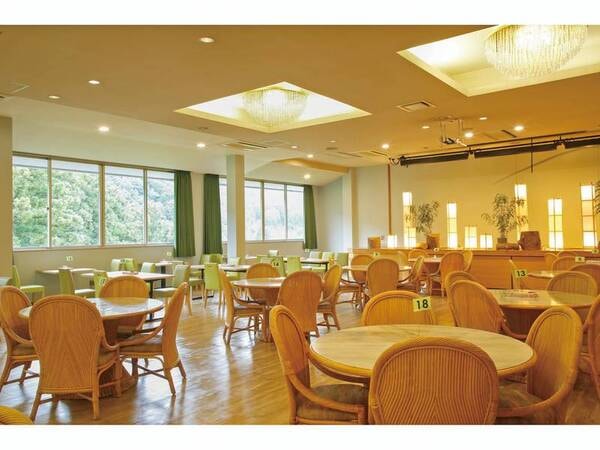 【食事会場】開放的なレストランでゆったりお食事