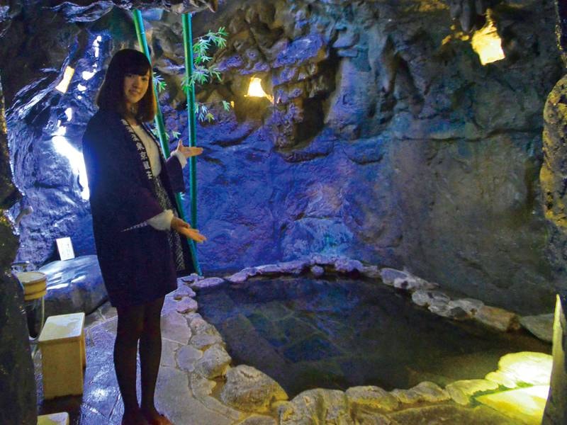 【貸切洞窟風呂「山賊の湯」】鍾乳洞のような勇ましい岩肌は山の洞窟を彷彿とさせる。一部天井が空いており、神秘的な光の演出を楽しめる。
