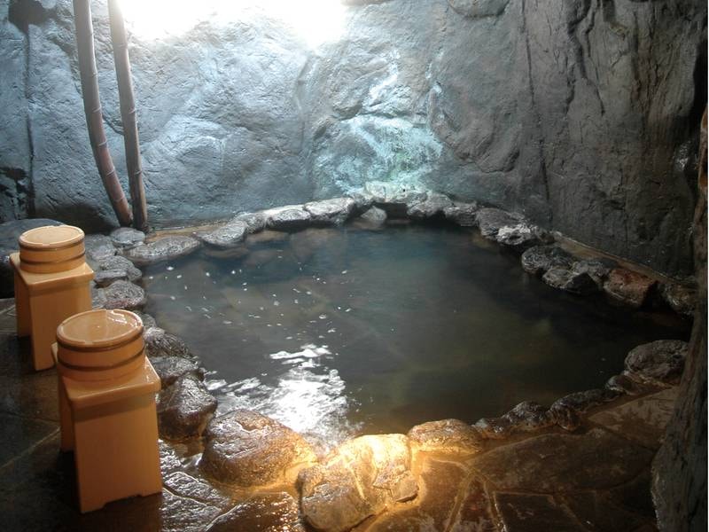 【貸切洞窟風呂「海賊の湯」】神秘的な光の演出！海の洞窟にような優しい岩肌が特徴