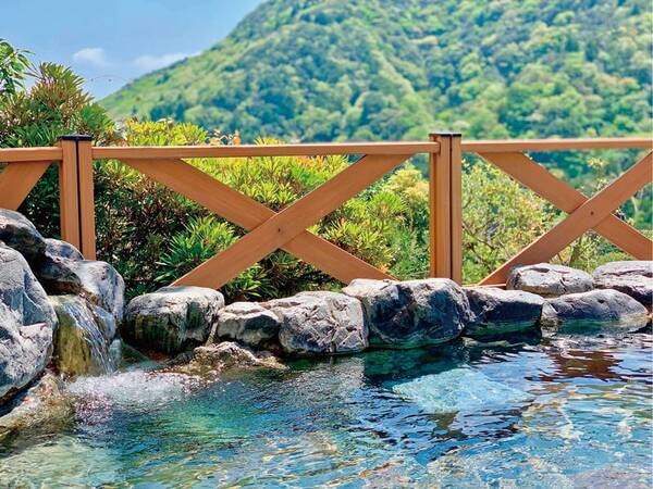 【露天風呂/昼】鈴鹿山脈の大自然を満喫できる造り