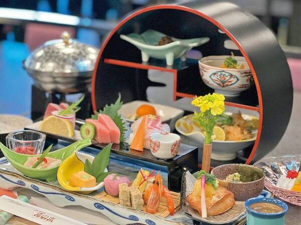 【湯の本会席/例】厚生労働大臣賞受賞歴のある料理長が監修。季節の彩り豊かに、山と海の幸をふんだんに取り入れたこだわりの会席を堪能できる。