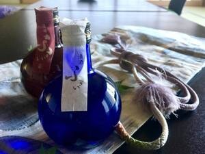 【地酒「ふきい」/例】美しい瑠璃色の瓶は持ち帰り可！自噴の軟水を使用したわずかに甘みのあるさわやかな純米酒。1本300mlで1,320円※予約時に要申込み
