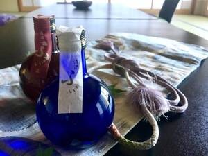 【地酒「ふきい」/例】美しい瑠璃色の瓶は持ち帰り可！自噴の軟水を使用したわずかに甘みのあるさわやかな純米酒。1本300mlで1,320円※予約時に要申込み