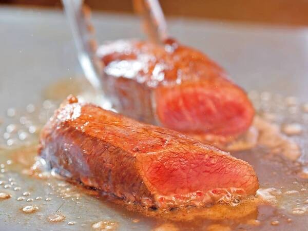 【和洋中ブッフェ/例】鉄板で焼く香ばしいステーキも食べ放題