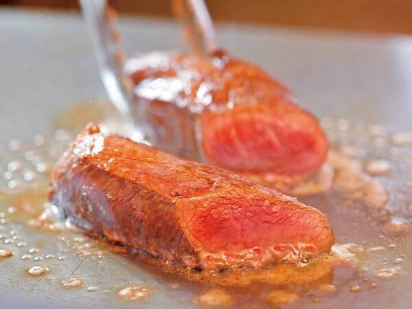 【和洋中ブッフェ/例】鉄板で焼く香ばしいステーキも食べ放題